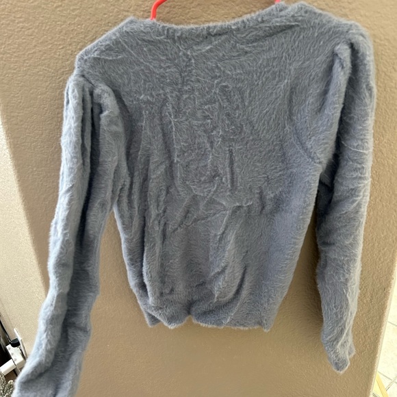 ASTR The Label V-Neck Fuzzy sweater w/puff sleeves😻 - Picture 4 of 6